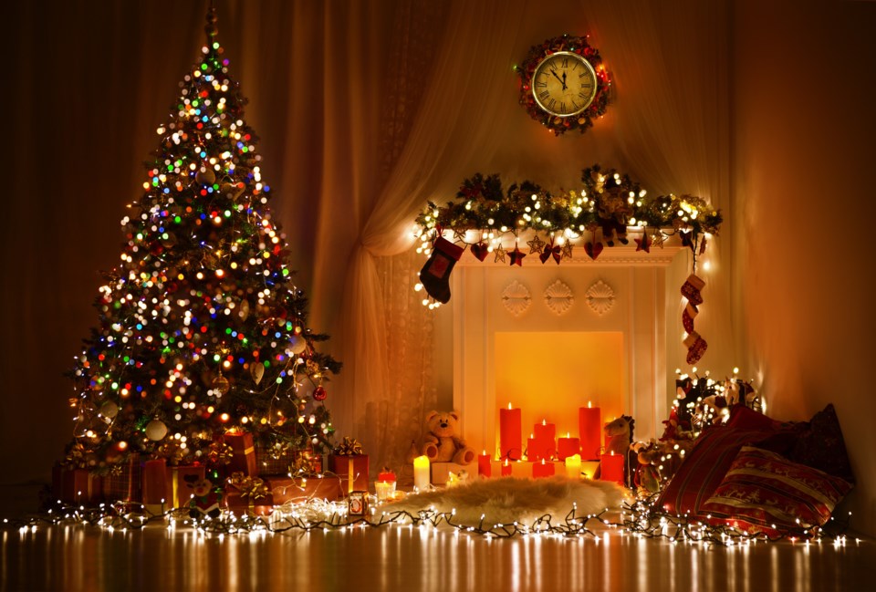 christmas tree with lights AdobeStock_72663666 2016