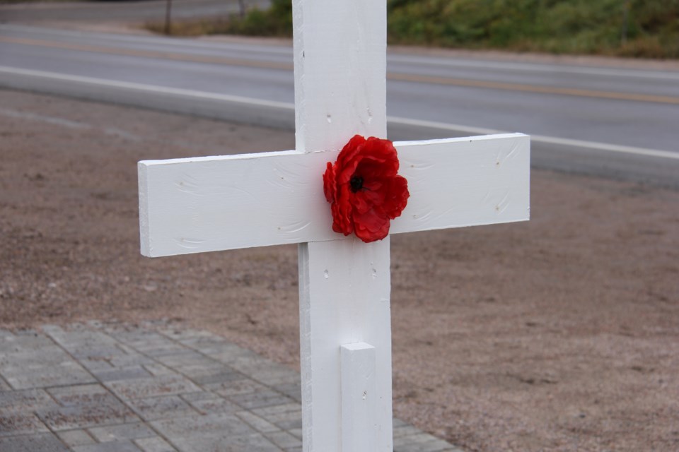 20181108 east ferris remembrance day 14 poppy on cross turl