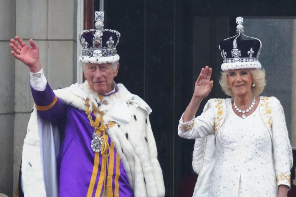 2023-05-06-king-charles-iii-queen-camilla-waving_from_buckingham_palace_balcony_52877352018_cropped-isaac-mayne-dcms-public-domain