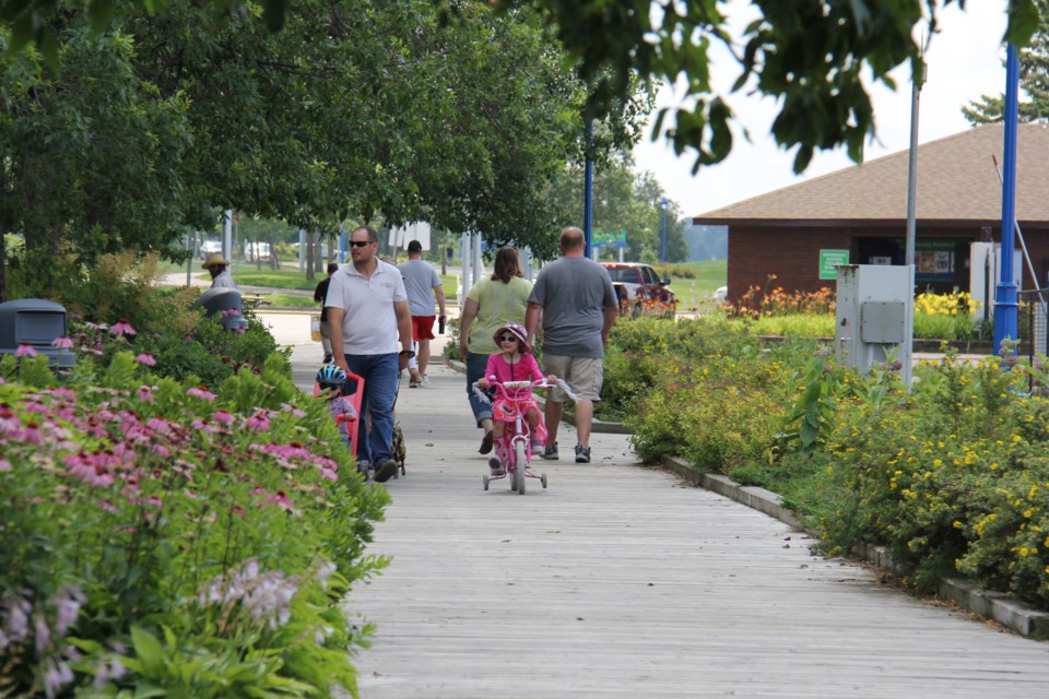 USED 170803 7 Families strolling the boardwarlk. Photo by Brenda Turl for BayToday.