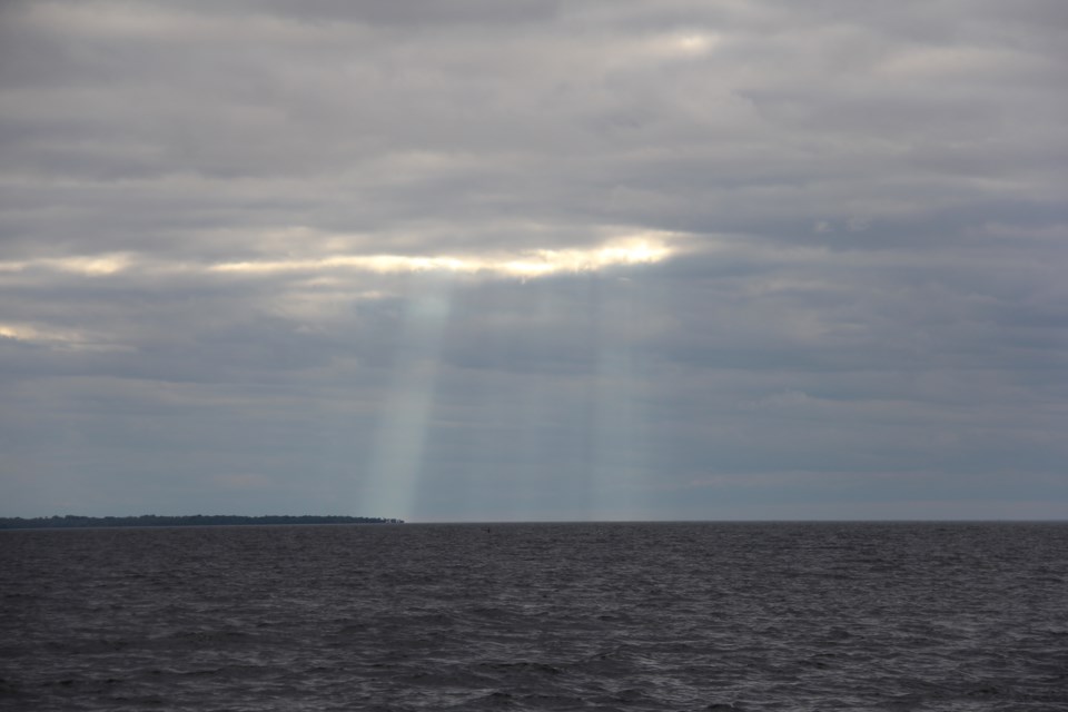 USED 170817 4 Rays through the storm clouds. Photo by Brenda Turl for BayToday.