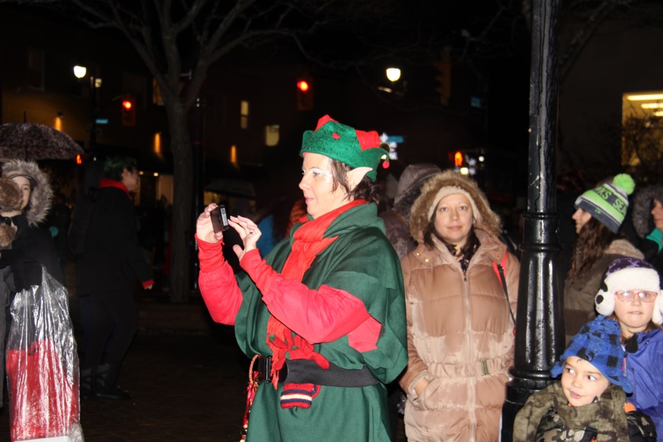 USED 20171206 06  Santa's elf helps out taking pictures  at the Christmas Walk. Photo by Brenda Turl for BayToday.