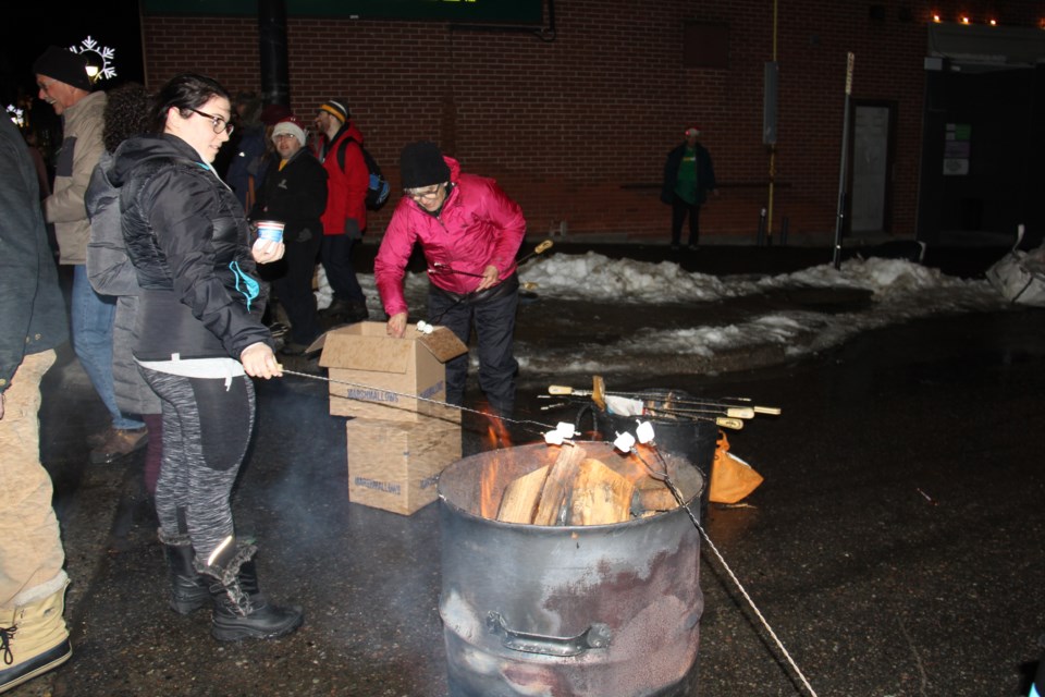 USED20171206 07 Toasting marshmallows at the Downtown Christmas walk. Photo by Brenda Turl for BayToday.