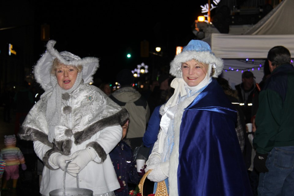 USED 20171206 09 Two ladies in old fashioned garb join in the fun at the Christmas Walk. Photo by Brenda Turl for BayToday.