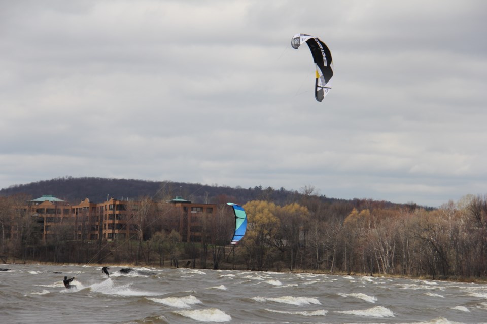 USED 170601 2 Kite surfing the wild waves. Photo by Brenda Turl for BayToday.