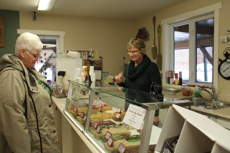 20171102  05 Darla Esch of the Green Store dispenses fudge to Heather Hanna from Maitland, Ontario. Photo by Brenda Turl for BayToday.