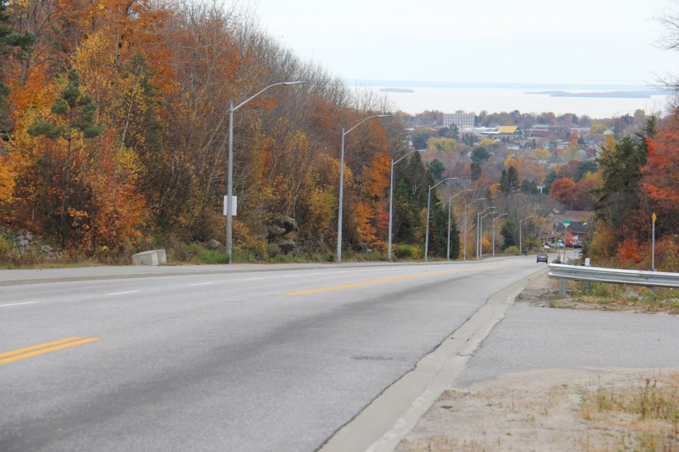 USED20171102 10 Looking down Airport Road. North Bay. Photo by Brenda Turl for BayToday.