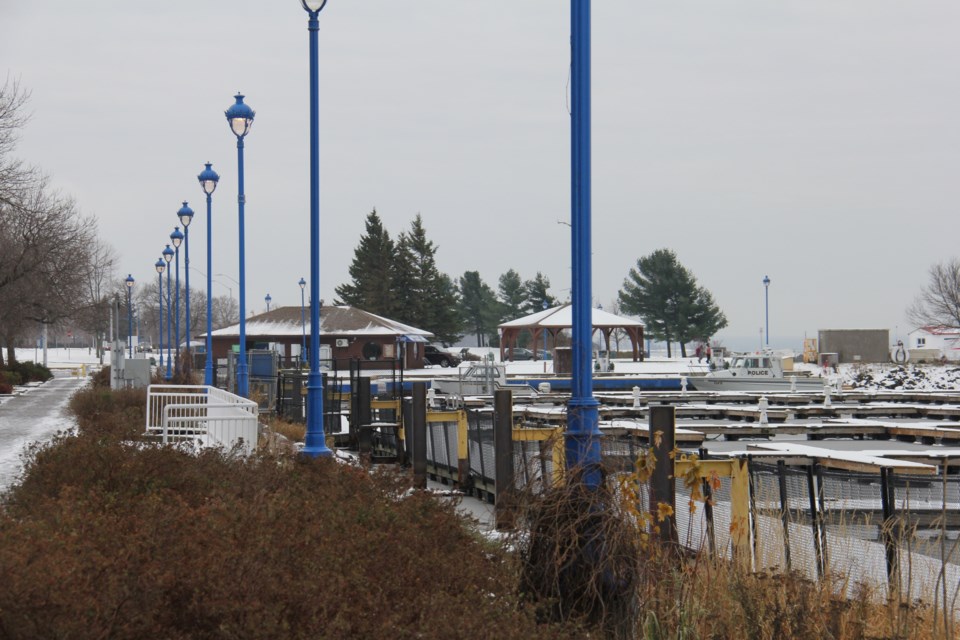 USED20171122 08 Waterfront lamp posts. Photo by Brenda Turl for BayToday.