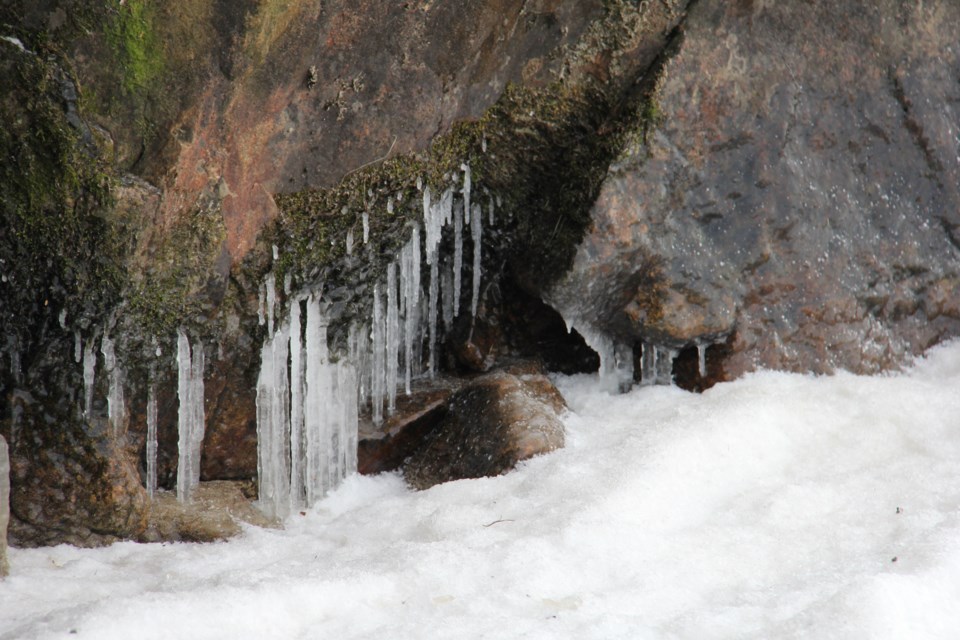 USED 20171129 03 Frozen shore line. Lake Nipissing. Photo by Brenda Turl for BayToday.