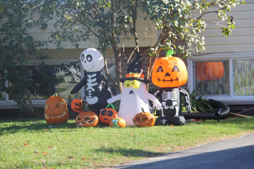 USED20171026 03 Halloween decor on Charlton Crescent. Photo by Brenda Turl fro BayToday.