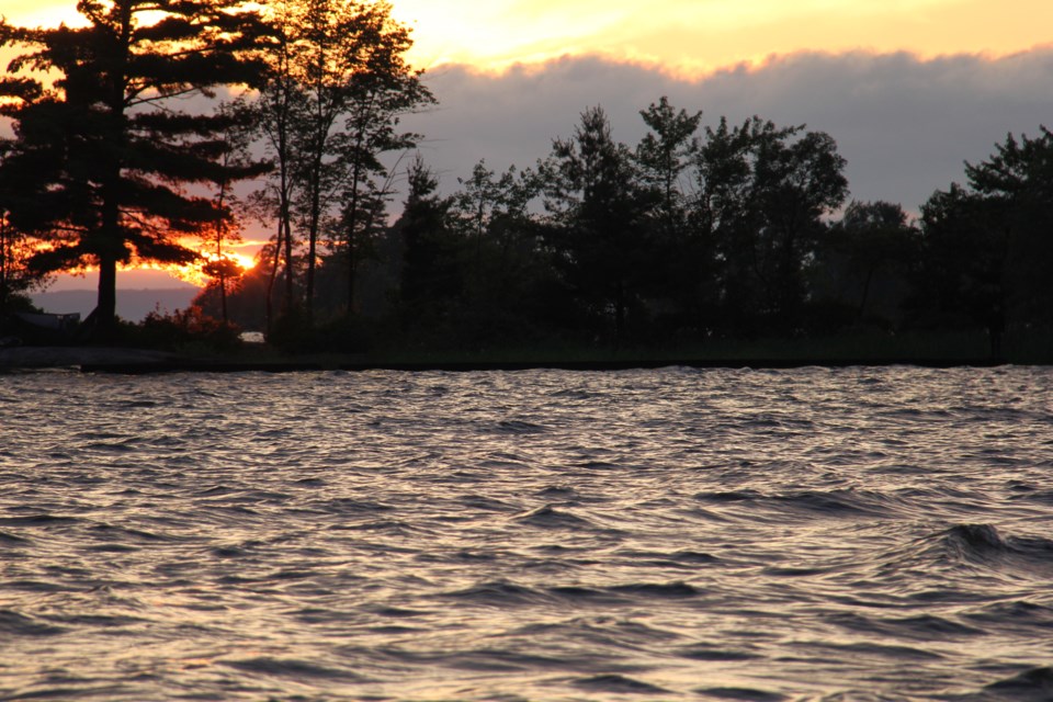 USED 170908 3 Brief glipse of the sun as it sets over Lake Nipissing. Photo by Brenda Turl for BayToday.