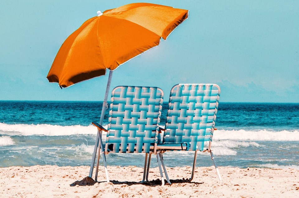 2021 12 21 beach-chairs-vacation-stock-pexels-jonas-ferlin-1938032