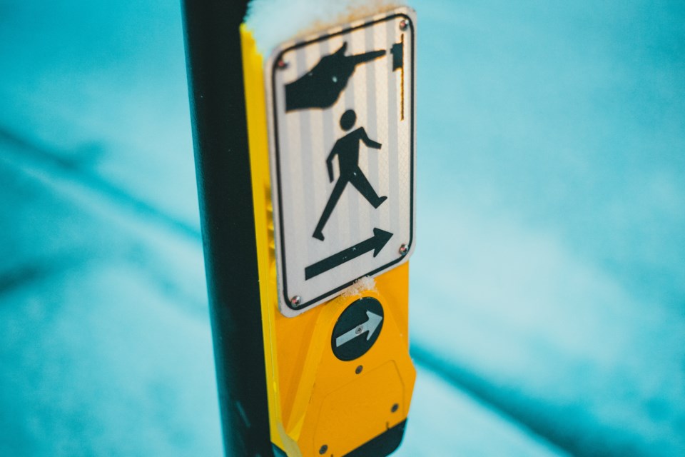 2023-05-03-traffic-signal-crosswalk-pexels-erik-mclean-7146606