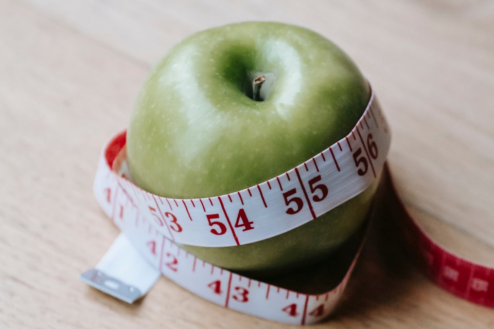2023-11-13-apple-weight-loss-pexels-andres-ayrton-6550823