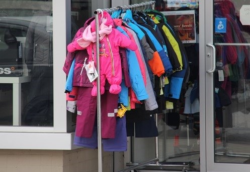 20171109-06-kid's-winter-clothing-for-sale.-photo-by-brenda-turl-for-baytoday. 1