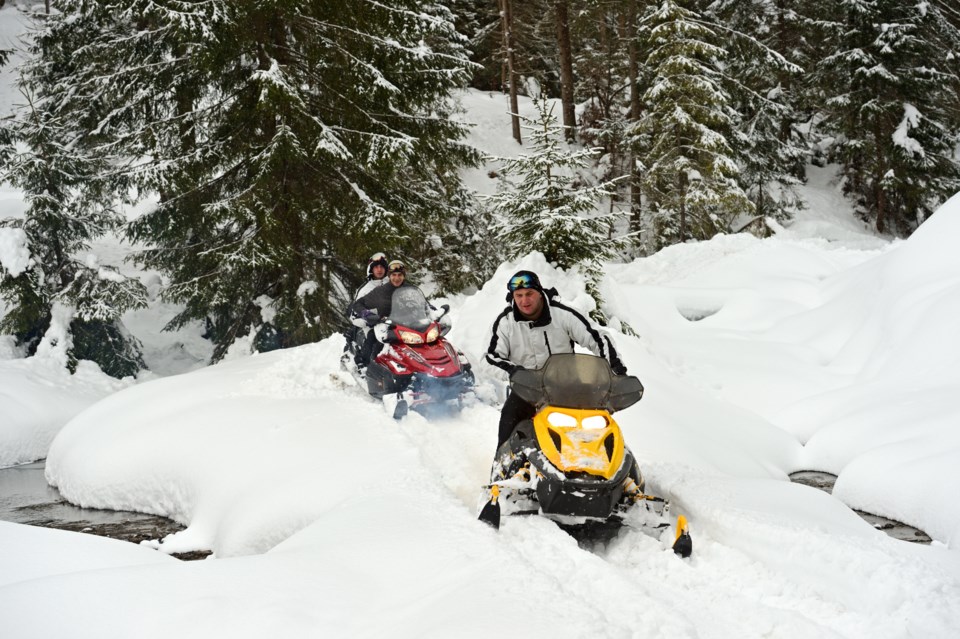 snowmobilers no helmet AdobeStock_49523512 2016