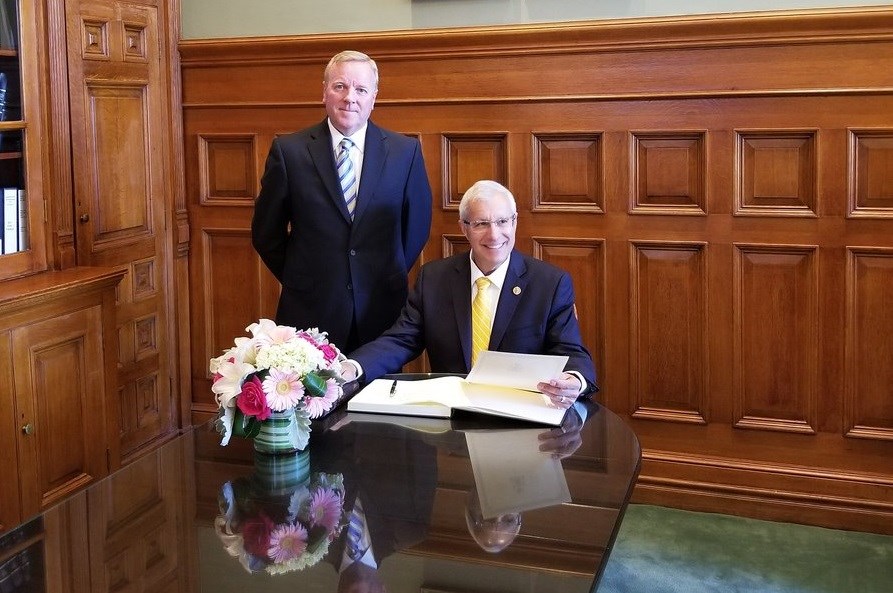 Minister of finance Vic Fedeli being sworn in. Courtesy Clint Thomas.