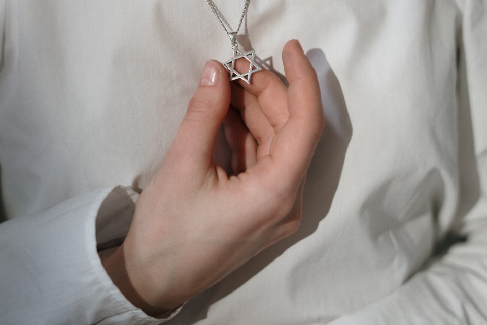 2021 09 21 -jewish-star of david-pexels-cottonbro-4040842