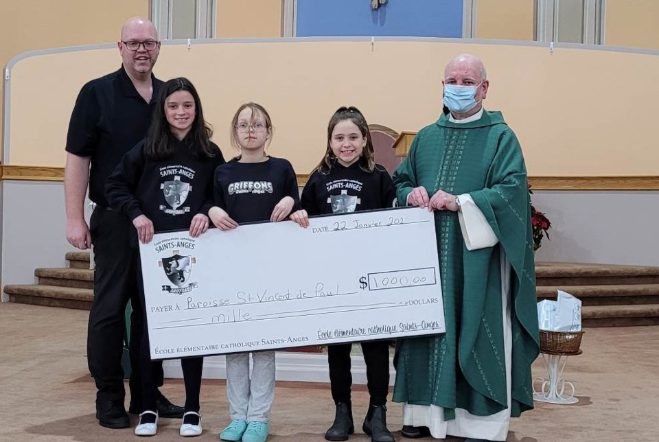 2023-remise-du-cheque-a-pere-lajeunesse-chorale-des-griffons