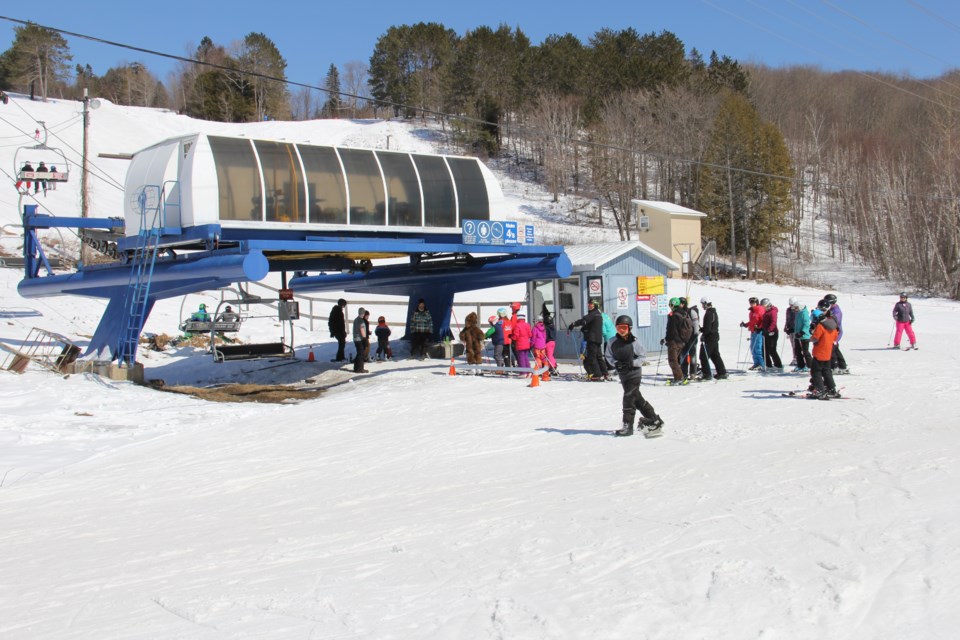 20180201 Laurentian ski hill north bay chair lift bottom turl