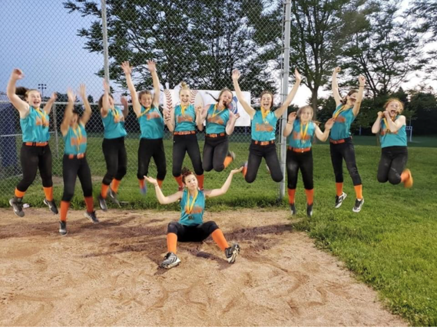 North Bay Blaze Novice Girls Select Fast Pitch team wins Dominico Award