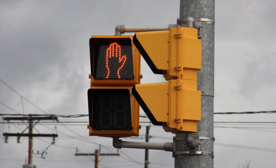 2016-pedestrian-crossing-light-stop-turl-1