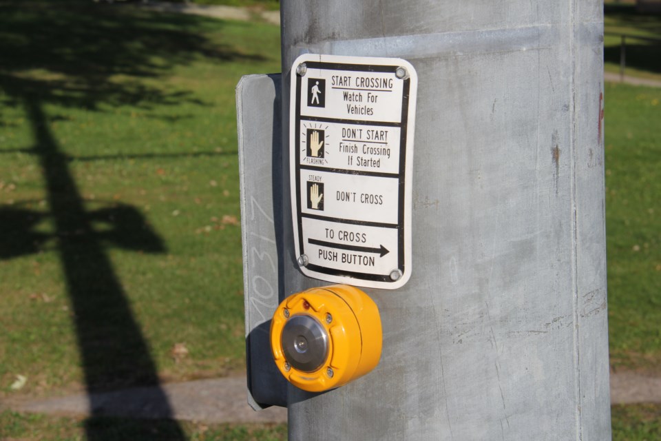 20170606 traffic  light pedestrian crossing button turl