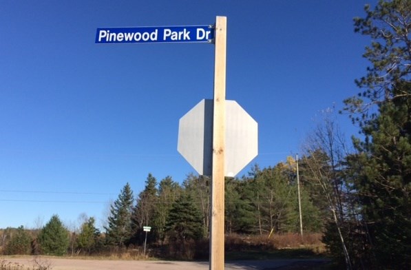 20210606 pinewood park drive sign turl