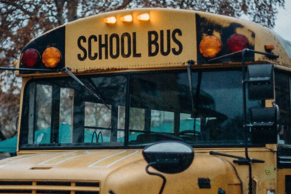 2022 04 19 school bus-lights-red-amber-pexels-cottonbro-4543110