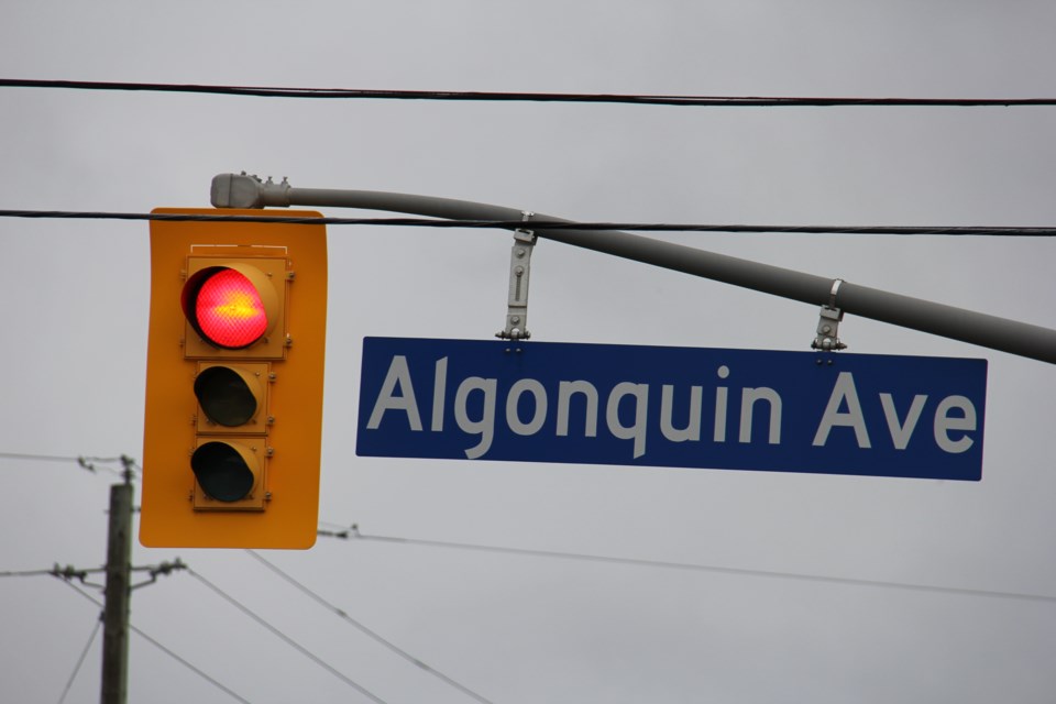 20220606 algonquin ave sign red light turl