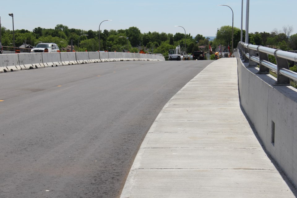 lakeshore overpass ready for lane switch turl 2017