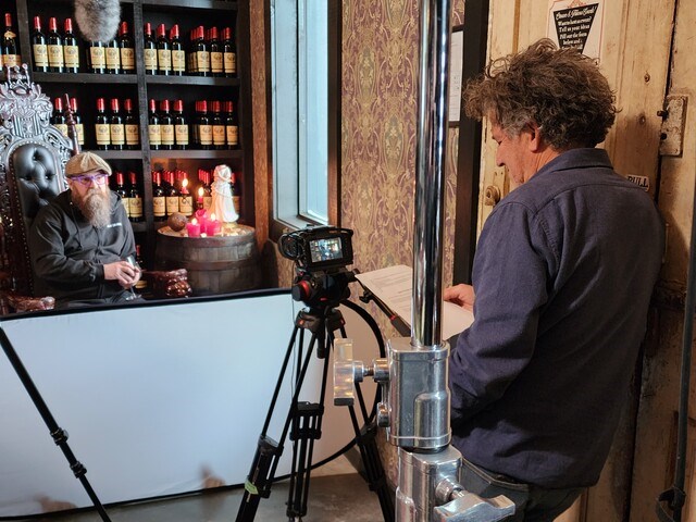 food_network_star_bob_blumer_on_set_with_local_winemaker_jason_parkes_p3702908-credit-kelowna-film-studios