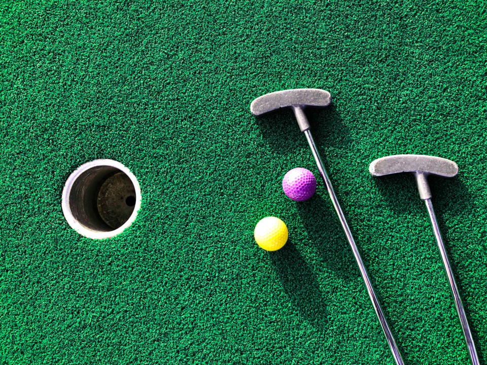 mini-golf-minigolf-juliealexk-istockgetty-images-plus