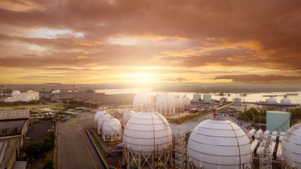 lng-industry-tanks-gas-natural