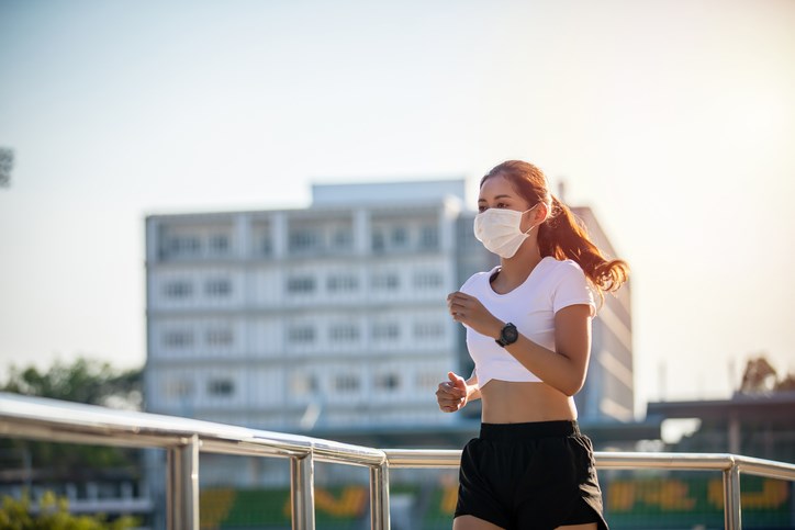 Masked-runner-TuiPhotoengineer-iStock-Getty Images Plus