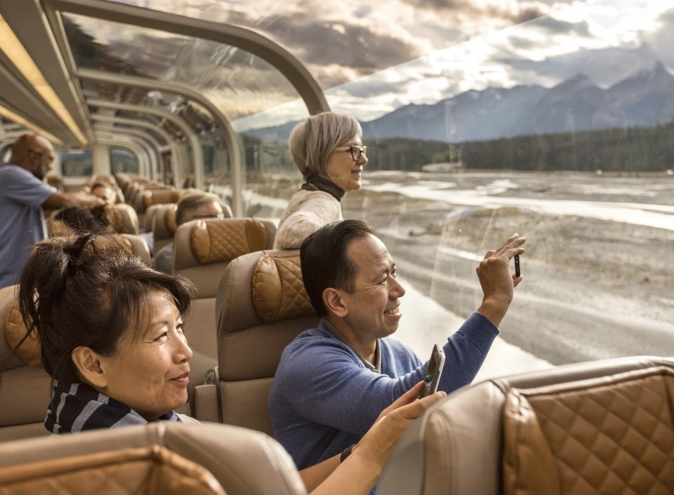 rocky-mountaineer-passengers-with-view-submitted