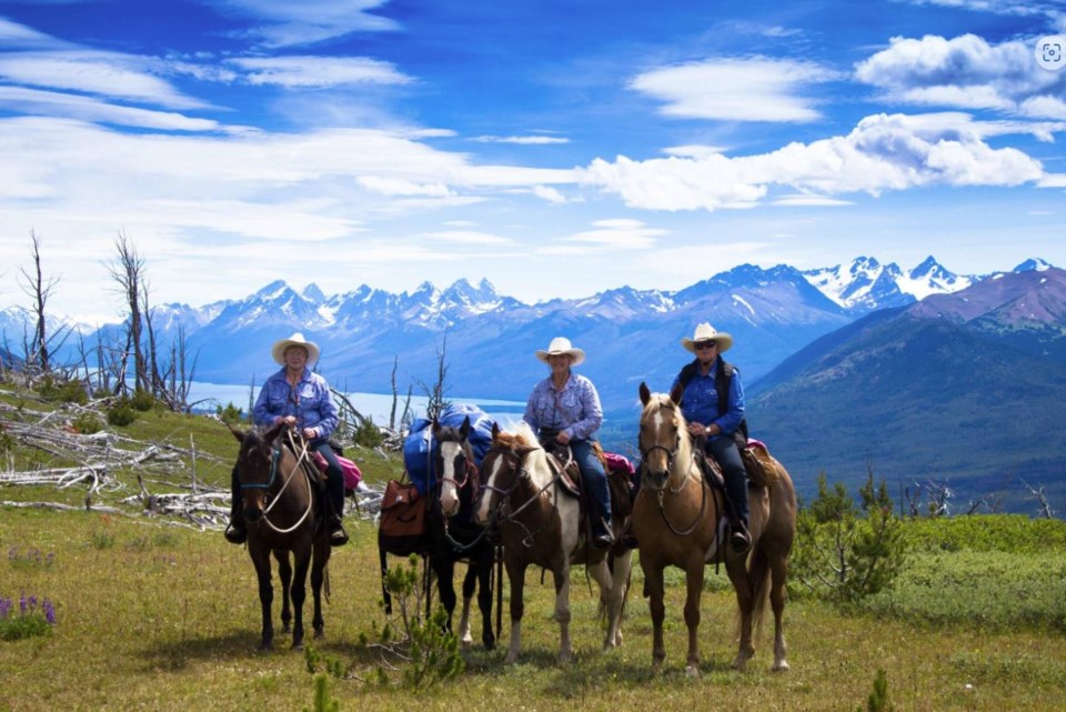 ts-ylos-lodge-guided-horseback-trips-tsylos-lodge