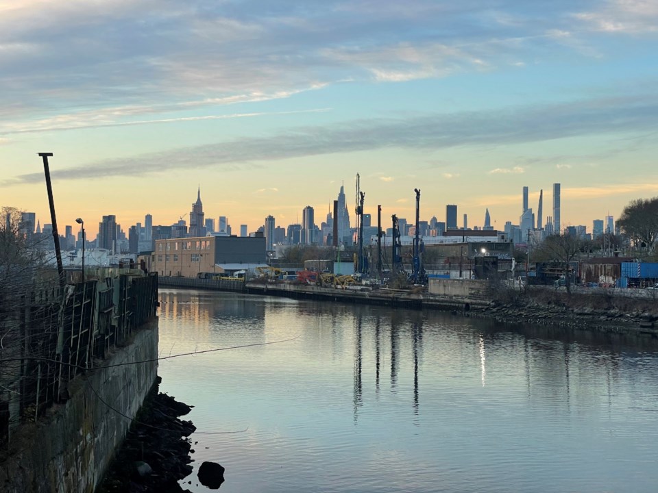 12_04_2021_manhattan_skyline_from_under_the_k_bridge_park_brooklyn_nyc