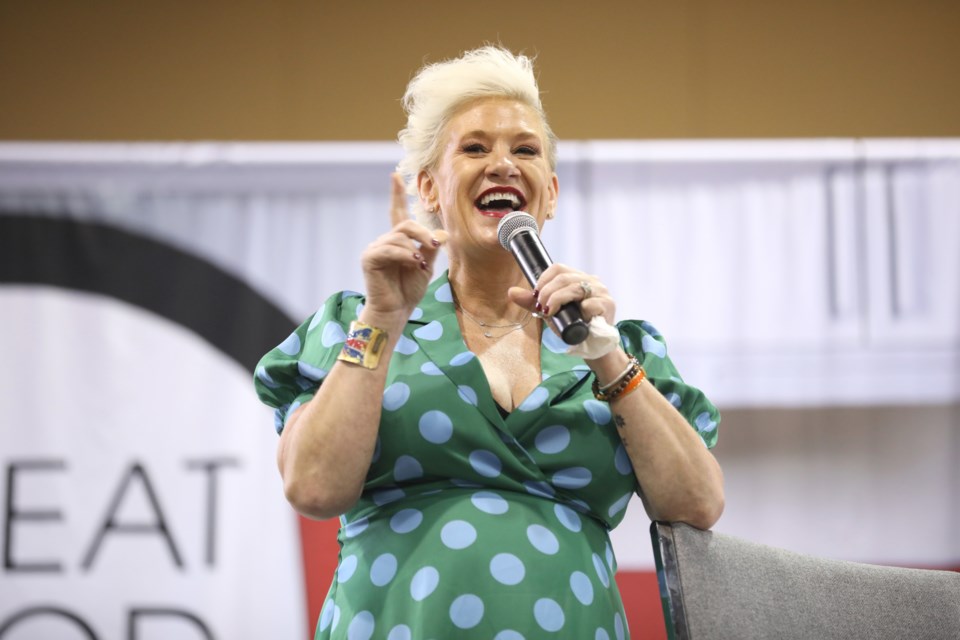 anne_burrell_53677703114