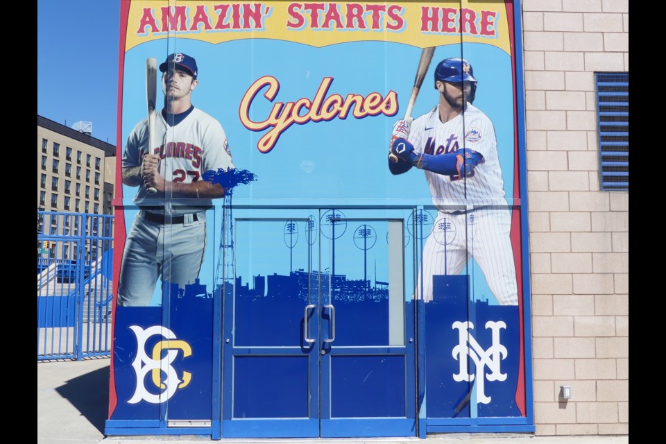 Cyclones mural. 