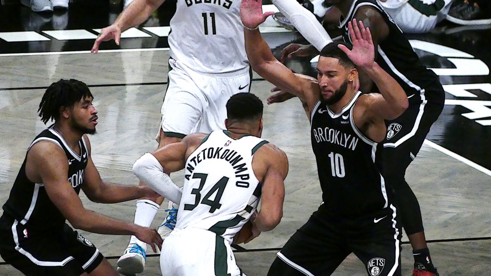 giannis-antetokounmpo-driving-to-hoop