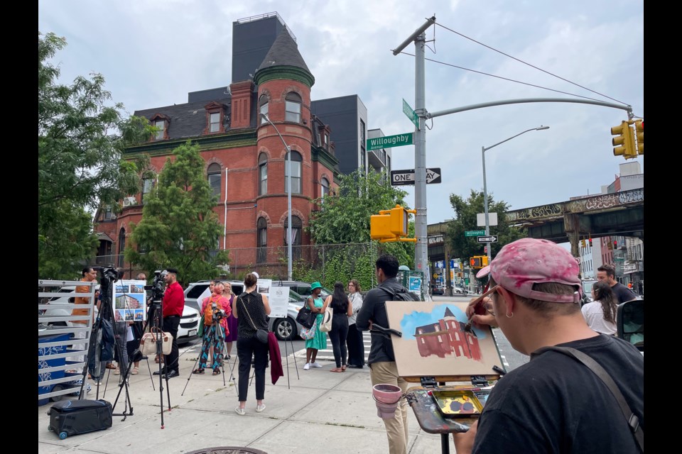 Artist Jesse Scott paints to support a rally to save the Lipsius-Cook mansion from "demolition by neglect." Photo: Jessy Edwards for BK Reader.