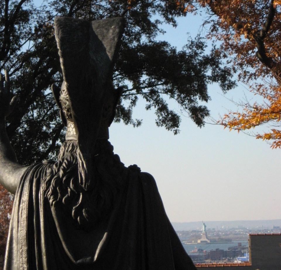 minerva_in_green-wood_cemetery_waving_to_lady_liberty