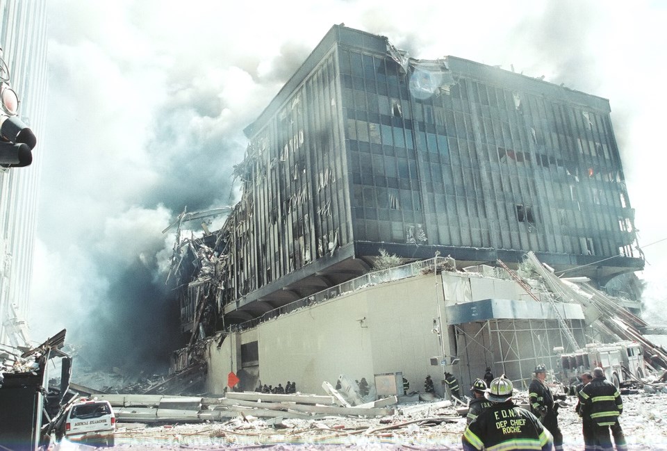wtc_collapse_on_9-11_img25_030