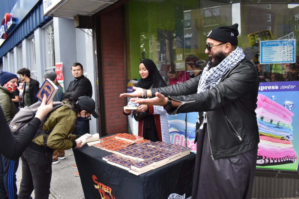 SQ giving out free Qurans on 5th Ave.