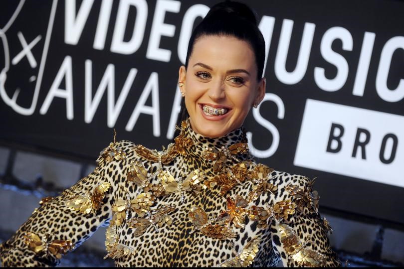Katy-Perry-performs-Unconditionally-at-MTV-EMAs-VIDEO