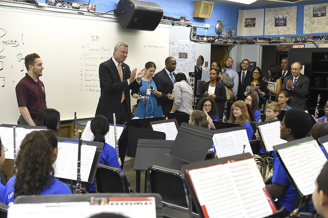 Mayor Bill de Blasio visits I.S. 318 on Monday Photo: Diana Robinson/Mayoral Photography Office