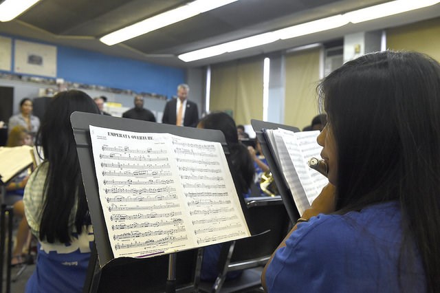 Mayor Bill de Blasio visits I.S. 318 on Monday Photo: Diana Robinson/Mayoral Photography Office