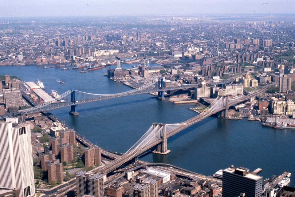 Manhattan_and_Brooklyn_bridges_on_the_East_River,_New_York_City,_1981