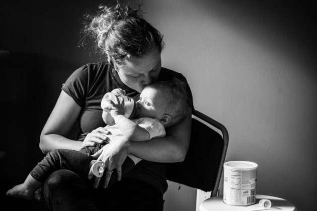 26 Photos That Show The Beautiful Ways Moms Feed Their Babies